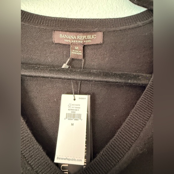 Banana Republic Classic Black V-Neck Sweater - Size M - Picture 2 of 4